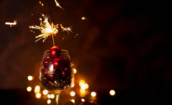 Feu Artifice Bengale Brûlant Dans Verre Vin Avec Des Boules — Photo