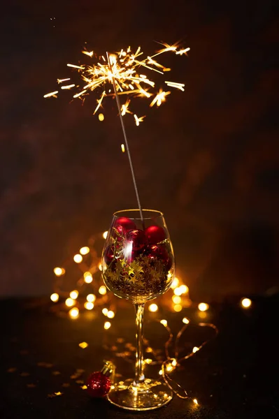 Gelukkig Nieuwjaar Brandende Bengaalse Vuurwerk Wijnglas Met Rode Kerstballen Achtergrond — Stockfoto