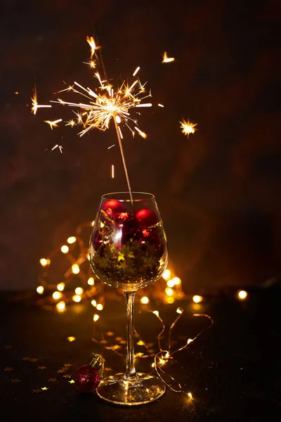 Queimando Fogo Artifício Bengala Copo Vinho Com Bolas Vermelhas Natal — Fotografia de Stock