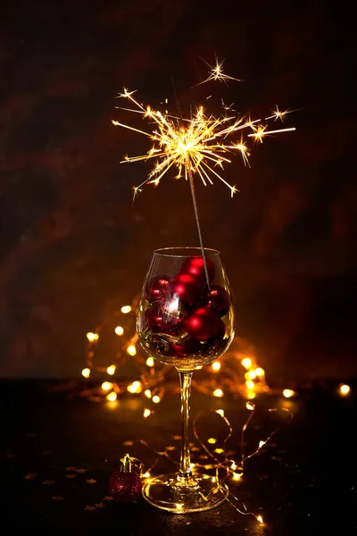 Καλή Χρονιά Καύση Bengal Πυροτέχνημα Ποτήρι Κρασιού Κόκκινες Μπάλες Χριστουγέννων — Φωτογραφία Αρχείου