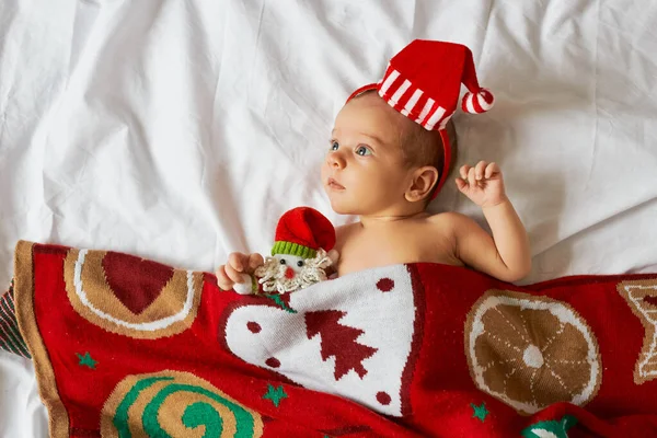 Pequeño Bebé Recién Nacido Con Sombrero Santa Claus Yace Bajo —  Fotos de Stock