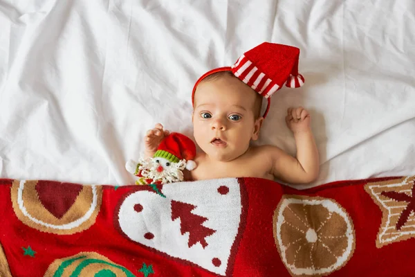 Little Newborn Baby Wearing Santa Hat Lies Red Christmas Blanket — Stock Photo, Image