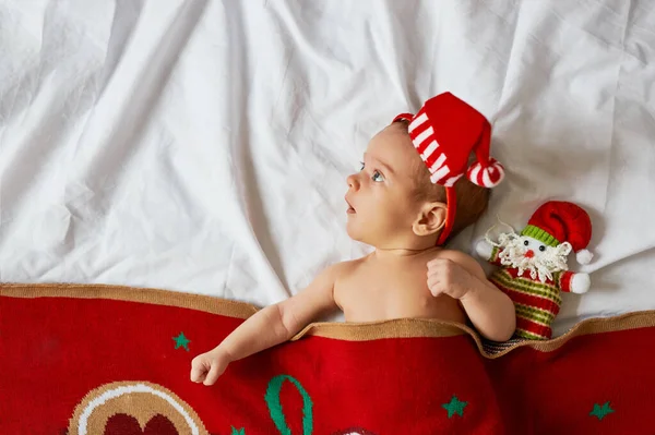 Pequeño Bebé Recién Nacido Con Sombrero Santa Claus Yace Bajo —  Fotos de Stock