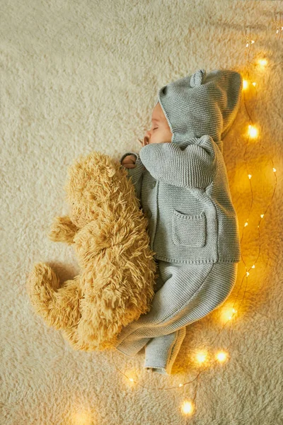 Mejor Amigo Bebé Recién Nacido Durmiendo Con Osito Peluche Nuevo —  Fotos de Stock