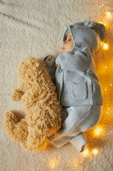 Best Friend Newborn Baby Sleeping Her Teddy Bear New Family — Stockfoto