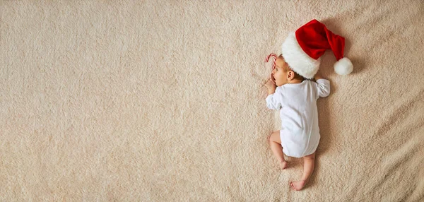Pequeño Bebé Recién Nacido Dormido Con Sombrero Santa Traje Blanco — Foto de Stock