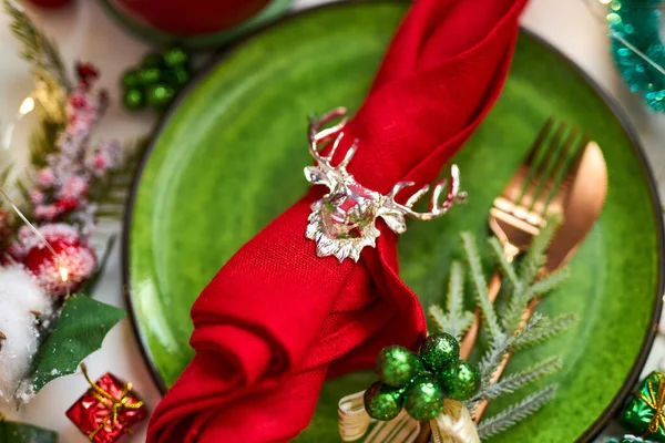 Traditional Christmas Table Place Setting Golden Cutlery Linen Napkin Deer — Stock Photo, Image
