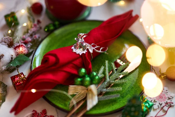 Hagyományos Karácsonyi Asztalterítő Arany Evőeszközök Vászonszalvéta Szarvasgyűrűvel Lucfenyő Ágak Ünnepi — Stock Fotó