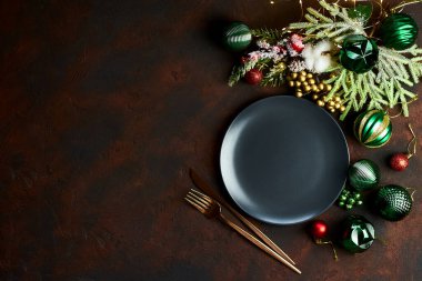 Siyah boş tabak ve Xmas dekorlu Noel masası. Üst görünüm düzlüğü kopyalama alanı ile yatıyordu