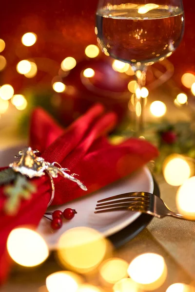 Traditionele Kersttafelinrichting Van Dichtbij Gouden Bestek Linnen Servet Met Hertenring — Stockfoto