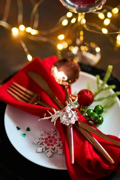 Traditional Christmas Table Place Setting Close Golden Cutlery Linen Napkin — Stock Photo, Image