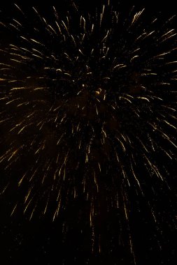 Güzel havai fişek gösterisi gece kutlamalarında gökyüzünü aydınlatıyor