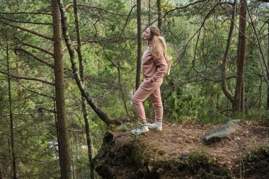 Karpatya ormanlarında gezgin bir yürüyüşçü kendini mutlu hissediyor. Kadın turistler manzaranın tadını çıkarırlar. İlkbahar Ukrayna gezisi