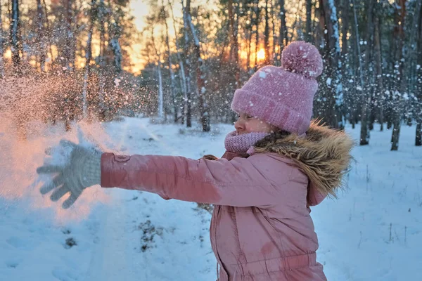 Дитина Грає Снігом Взимку Маленька Дівчинка Рожевій Куртці Язаний Капелюх — стокове фото