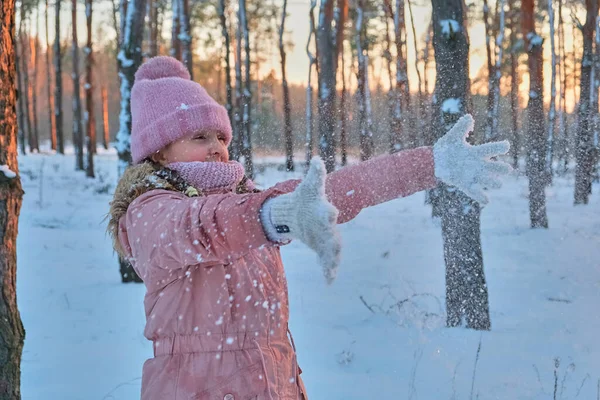 Niño Jugando Con Nieve Invierno Niña Chaqueta Rosa Sombrero Punto — Foto de Stock