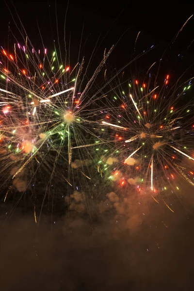 Όμορφα Πυροτεχνήματα Οθόνη Φωτίζει Τον Ουρανό Κατά Διάρκεια Της Νύχτας — Φωτογραφία Αρχείου