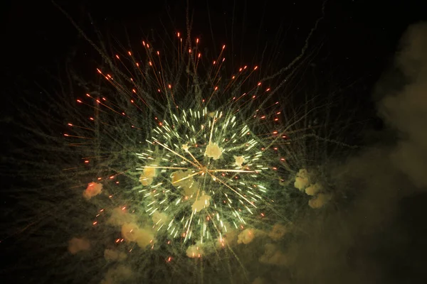 Όμορφα Πυροτεχνήματα Οθόνη Φωτίζει Τον Ουρανό Κατά Διάρκεια Της Νύχτας — Φωτογραφία Αρχείου