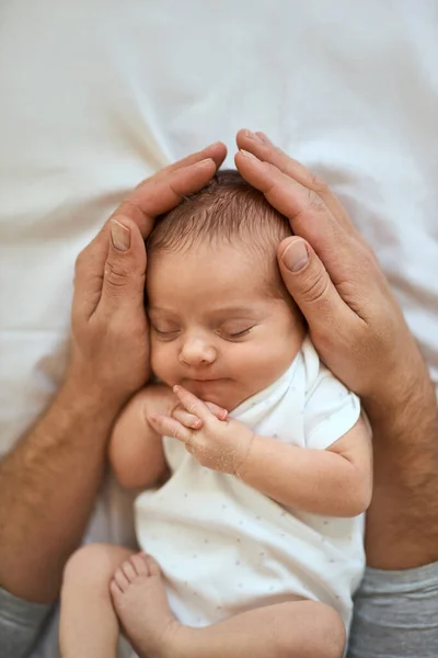 Gros Plan Père Méconnaissable Tenant Tête Bébé Endormi Dormant Dans — Photo