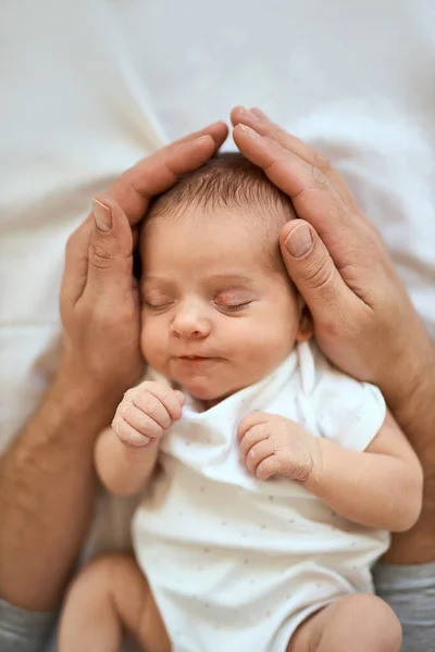 Gros Plan Père Méconnaissable Tenant Tête Bébé Endormi Dormant Dans — Photo