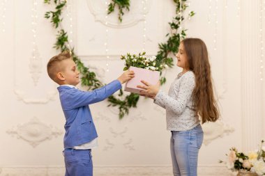 Hediyesi olan sevimli iki çocuk. Sevgililer Günü ve aşk konsepti, stüdyo çekimi.