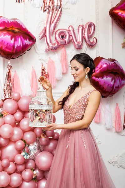 Uśmiechnięta Szczęśliwa Zaskoczona Kobieta Tulle Dress Różowymi Balonami Usta Balon — Zdjęcie stockowe