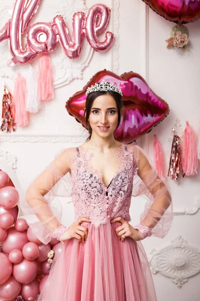Uśmiechnięta Szczęśliwa Zaskoczona Kobieta Tulle Dress Różowymi Balonami Usta Balon — Zdjęcie stockowe