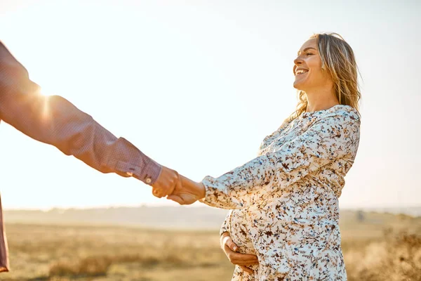 Marido Con Esposa Embarazada Con Vientre Grande Barriga Está Descansando — Foto de Stock