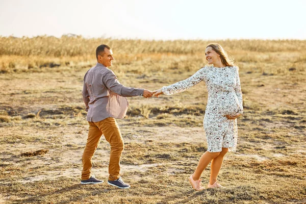 Marido Con Esposa Embarazada Con Barriga Grande Está Descansando Orilla —  Fotos de Stock