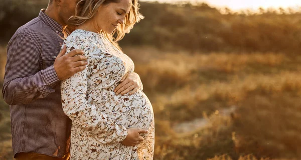 Mąż Ciężarną Żoną Dużym Brzuchem Spoczywa Brzegu Rzeki Lecie Słoneczna — Zdjęcie stockowe