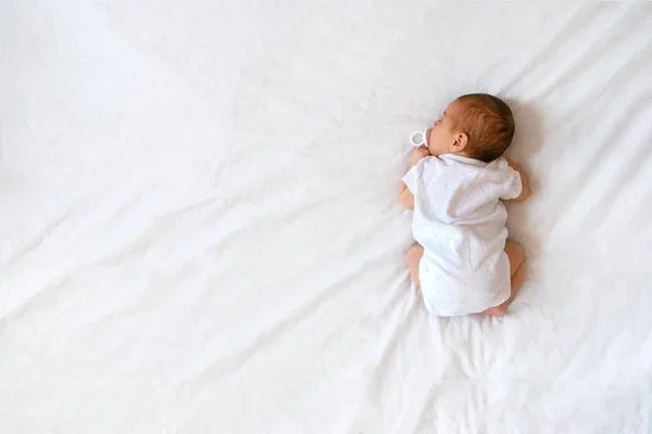 Horní Pohled Roztomilé Novorozeně Dítě Bílém Těle Spí Břiše Bílém — Stock fotografie