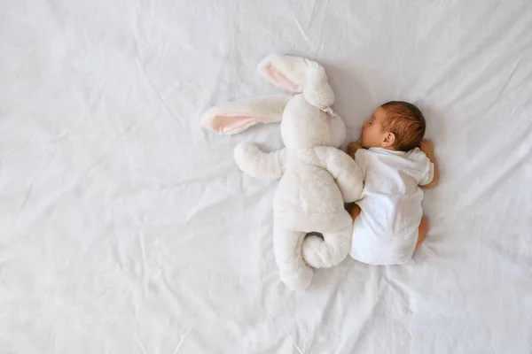 Horní Pohled Roztomilé Novorozeně Dítě Bílém Těle Spí Břiše Bílém — Stock fotografie