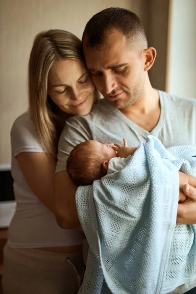 Femme Homme Tenant Nouveau Maman Papa Bébé Gros Plan Portrait — Photo