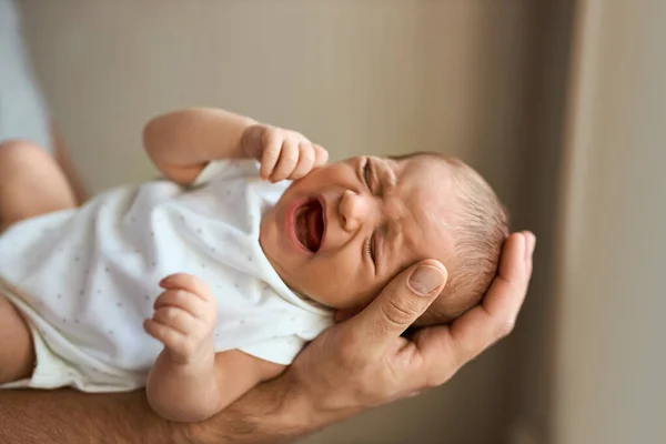 Zbliżenie Nierozpoznawalnego Ojca Trzymającego Płaczące Noworodki Bezpiecznych Rękach — Zdjęcie stockowe