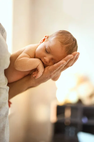 Gros Plan Père Méconnaissable Tenant Nouveau Endormi Entre Bonnes Mains — Photo