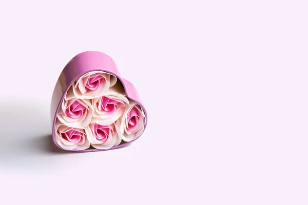 선물로 꽃들로 로맨틱 선물로 분홍색 장미꽃 모양의 — 스톡 사진