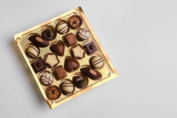 Conjunto Chocolates Variados Uma Caixa Papel Fundo Brilhante Para Dia — Fotografia de Stock