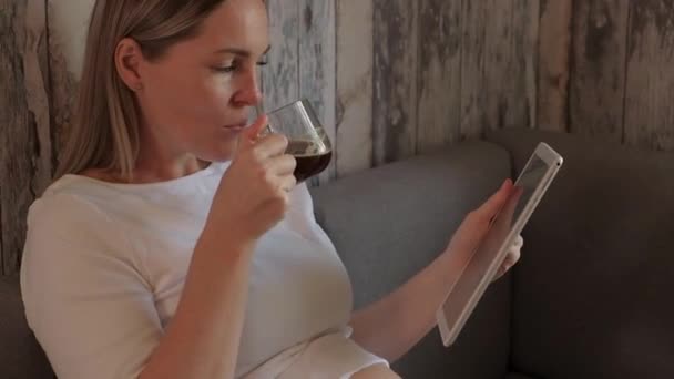 迷人的孕妇喝着长颈鹿 看着电脑屏幕上的平板电脑 怀孕和技术 网上购物概念 — 图库视频影像