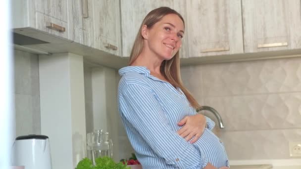 Όμορφη Χαμογελαστή Νεαρή Έγκυος Γυναίκα Προετοιμασία Υγιεινό Φαγητό Στο Σπίτι — Αρχείο Βίντεο