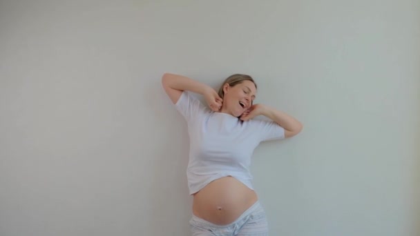 Belle Femme Enceinte Pyjama Dresse Sur Fond Mur Blanc Maison — Video