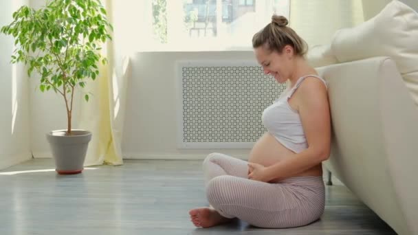 Kobieta Ciąży Pieszcząc Jej Brzuch Domu Młoda Blondynka Oczekującej Uczucie — Wideo stockowe