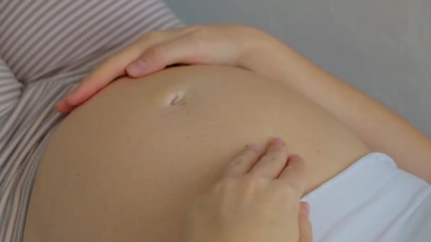 Detailní Záběr Pohybující Dítě Těhotném Břiše Těhotné Ženy Ležící Posteli Videoklip