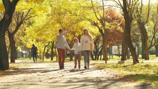 Mladá Rodina Rodiče Synem Odpočívají Procházejí Parku Bílých Pletených Svetrech Stock Záběr