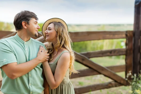 Close View Shot Young Woman Her Man Walking Kissing Summer — Stock Photo, Image