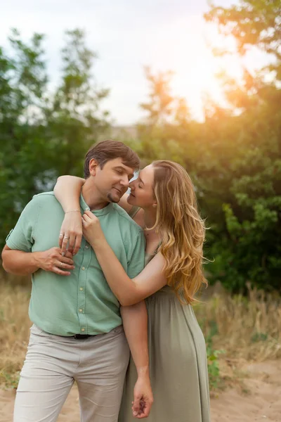 Vista Cerca Joven Con Hombre Caminando Besándose Prado Verano Atardecer —  Fotos de Stock