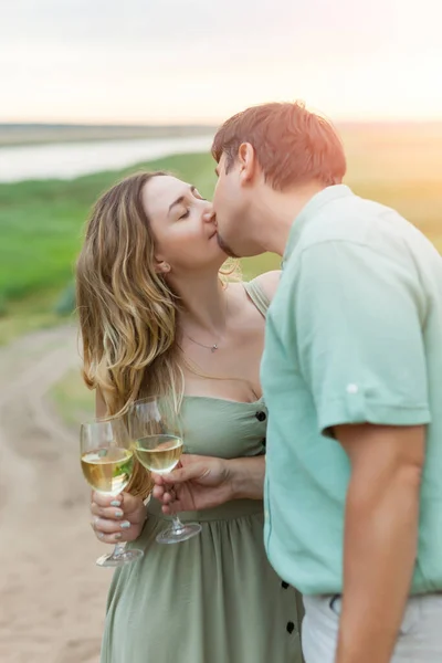 야외에서 건배하는 로맨틱 아름다운 남자와 두드리고 키스하는 — 스톡 사진