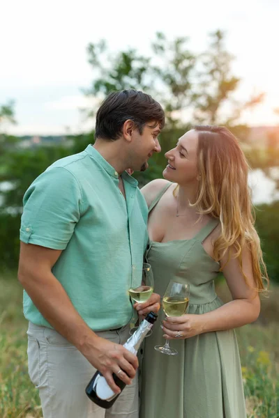 Romantický Pár Připíjí Venku Skleničky Víno Krásná Žena Cinkající Víno — Stock fotografie