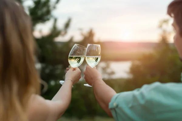 Romantic Couple Toasting Wine Glasses Outdoors Beautiful Woman Clinking Wine — Stock Photo, Image