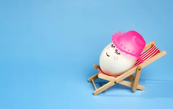 Δημιουργική Αστεία Σύνθεση Πασχαλινό Αυγό Φορώντας Ένα Καπέλο Κάθεται Στην — Φωτογραφία Αρχείου
