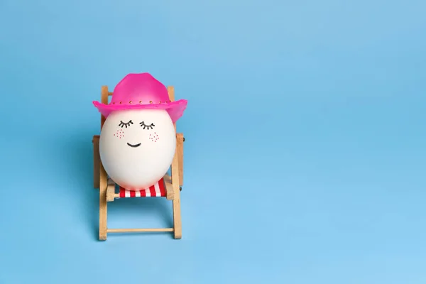 Δημιουργική Αστεία Σύνθεση Πασχαλινό Αυγό Φορώντας Ένα Καπέλο Κάθεται Στην — Φωτογραφία Αρχείου
