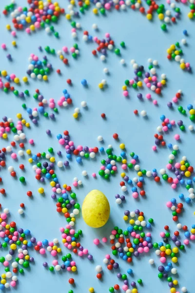 Levendige Suikersprenkel Stippen Decoratie Voor Taart Blauwe Achtergrond Een Gouden — Stockfoto